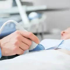 Lekarz wykonuje badanie USG jamy brzusznej. Dowiedz się, jak przygotować się do USG jamy brzusznej, aby badanie było dokładne.