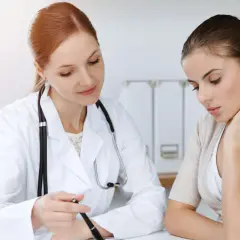 Lekarka omawia z pacjentką jakie badania profilaktyczne po 30. roku życia są ważne dla jej zdrowia.