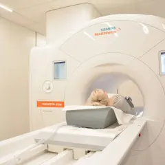 Pacjentka leży w aparacie do rezonansu magnetycznego. Badanie to nie wykorzystuje promieniowania jonizującego.