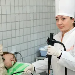 Lekarka przygotowuje pacjenta do gastroskopii, przypominając o tym, jakich leków nie można brać przed badaniem.