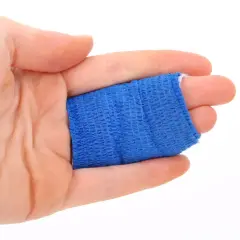 Dłoń z palcem owiniętym niebieskim bandażem.