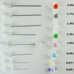 Różowy wenflon i inne rozmiary do wkłuć dożylnych, od 14G do 26G, pokazują różnorodność zastosowań medycznych.