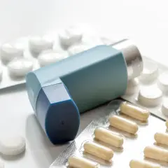Inhalator i opakowania leków, w tym kapsułki i tabletki. Może być stosowany jako wsparcie przy problemach z oddychaniem, podobnie jak n acetylocysteina.