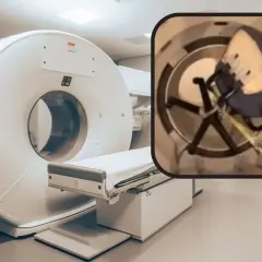 Tomografia komputerowa wykrywa metal w ciele. Wewnątrz aparatu widać specjalne mocowanie, które może być używane do badania pacjentów z implantami.