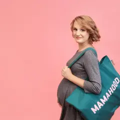 Przyszła mama z torbą "Mamahood" na ramię, gotowa na poród. Idealna torba do szpitala na operację.