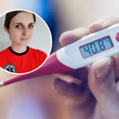 Kobieta w czerwonej koszulce patrzy na termometr pokazujący 40.8 stopni gorączki.