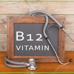 Tablica z napisem "B12 VITAMIN" i stetoskopem. Dbałość o bardzo wysoki poziom witaminy B12 jest kluczowa dla zdrowia.