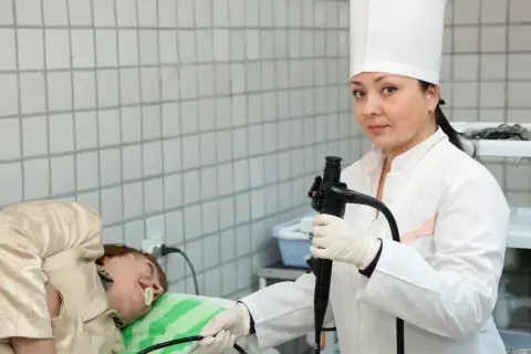 Lekarka przygotowuje pacjenta do gastroskopii, przypominając o tym, jakich leków nie można brać przed badaniem.