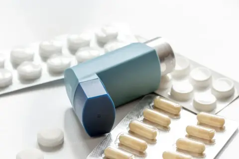Inhalator i opakowania leków, w tym kapsułki i tabletki. Może być stosowany jako wsparcie przy problemach z oddychaniem, podobnie jak n acetylocysteina.
