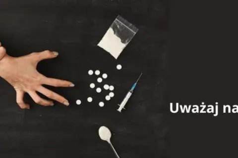 Dwie ręce się szarpią, obok biały proszek, tabletki, strzykawka i łyżeczka. Uważaj na fentanyl.