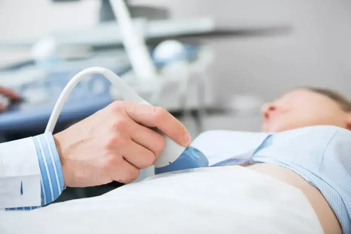 Lekarz wykonuje badanie USG jamy brzusznej. Dowiedz się, jak przygotować się do USG jamy brzusznej, aby badanie było dokładne.